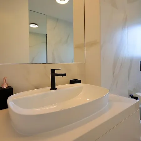 Apartman New With Swimming Pool Near The