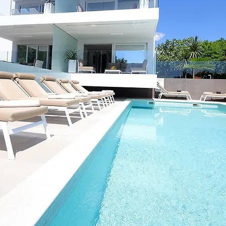 New With Swimming Pool Near The Apartman